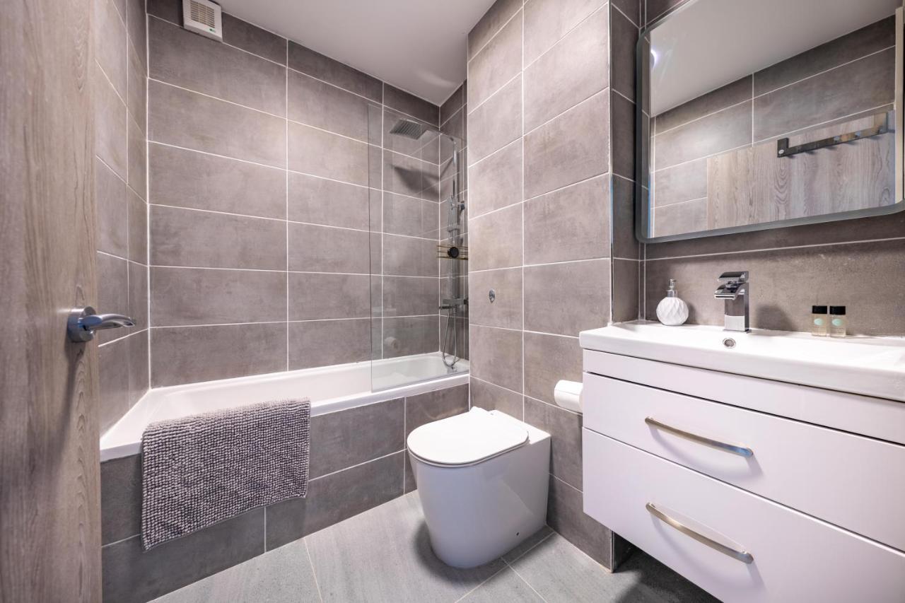 Ash View Place 4 -Heathrow - Thorpe Park - Free Parking Staines-upon-Thames Eksteriør billede