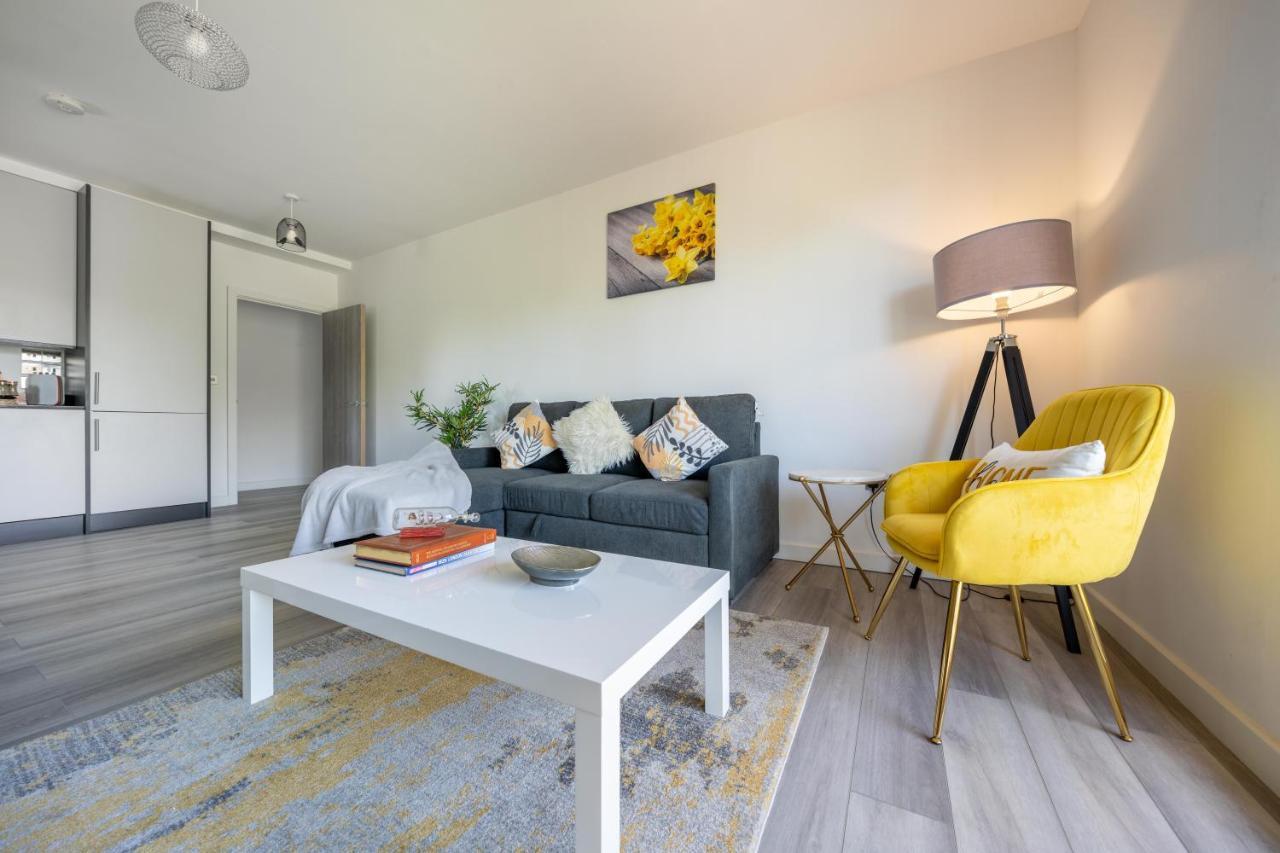 Ash View Place 4 -Heathrow - Thorpe Park - Free Parking Staines-upon-Thames Eksteriør billede