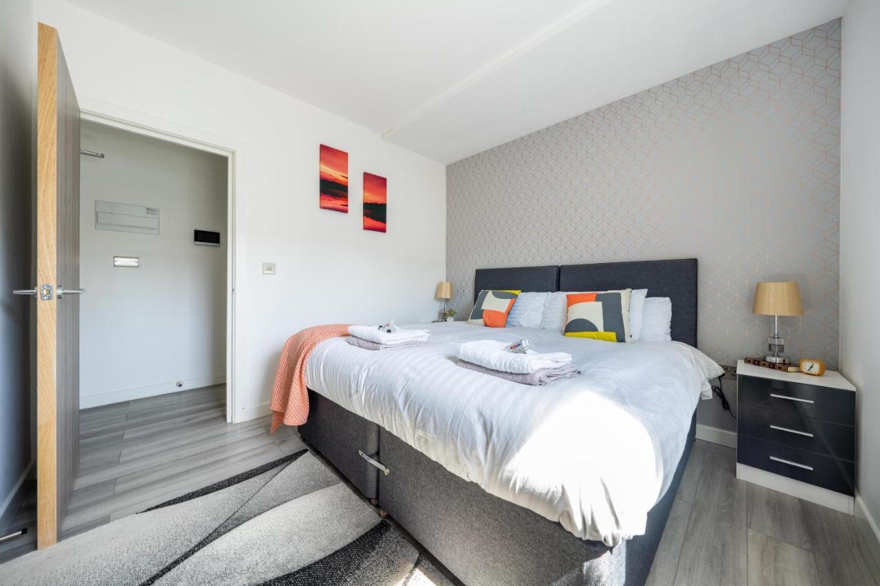 Ash View Place 4 -Heathrow - Thorpe Park - Free Parking Staines-upon-Thames Eksteriør billede
